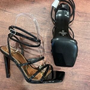 NEW LAST CHANCE GUESSBlack Patent High Herl Sandals